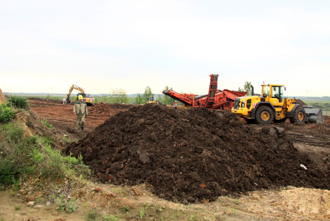 Bagger, aufgehäuftes Erdreich.