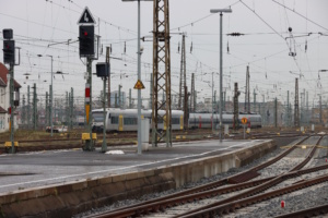 Zugeinfahrt in verzweigtem Schienensystem, Stromleitungen und Signale.