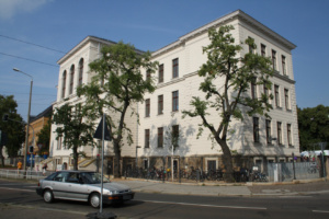 Straße, helles Schulgebäude.