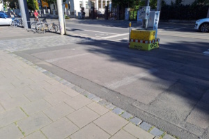 Die abgefrästen falschen Stellplatzmarkierungen in der Karl-Heine-Straße.