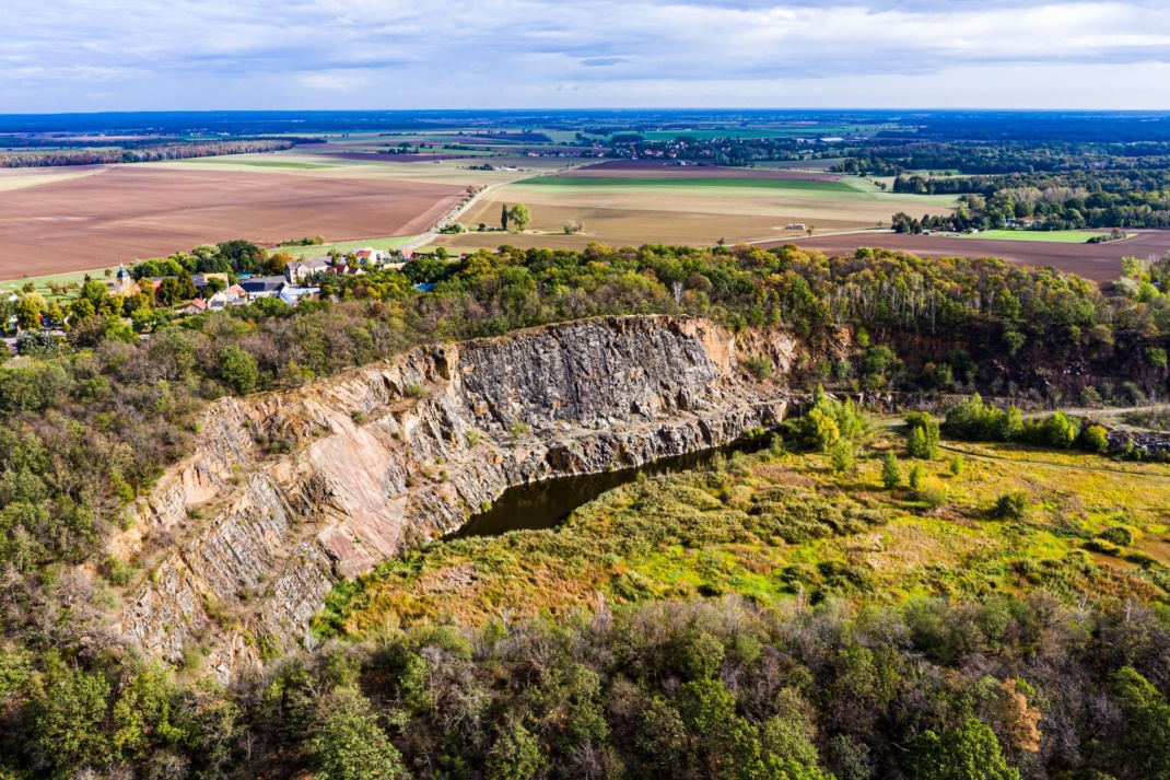 Früherer Steinbruch in Landschaft. Luftaufnahme.