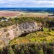 Früherer Steinbruch in Landschaft. Luftaufnahme.