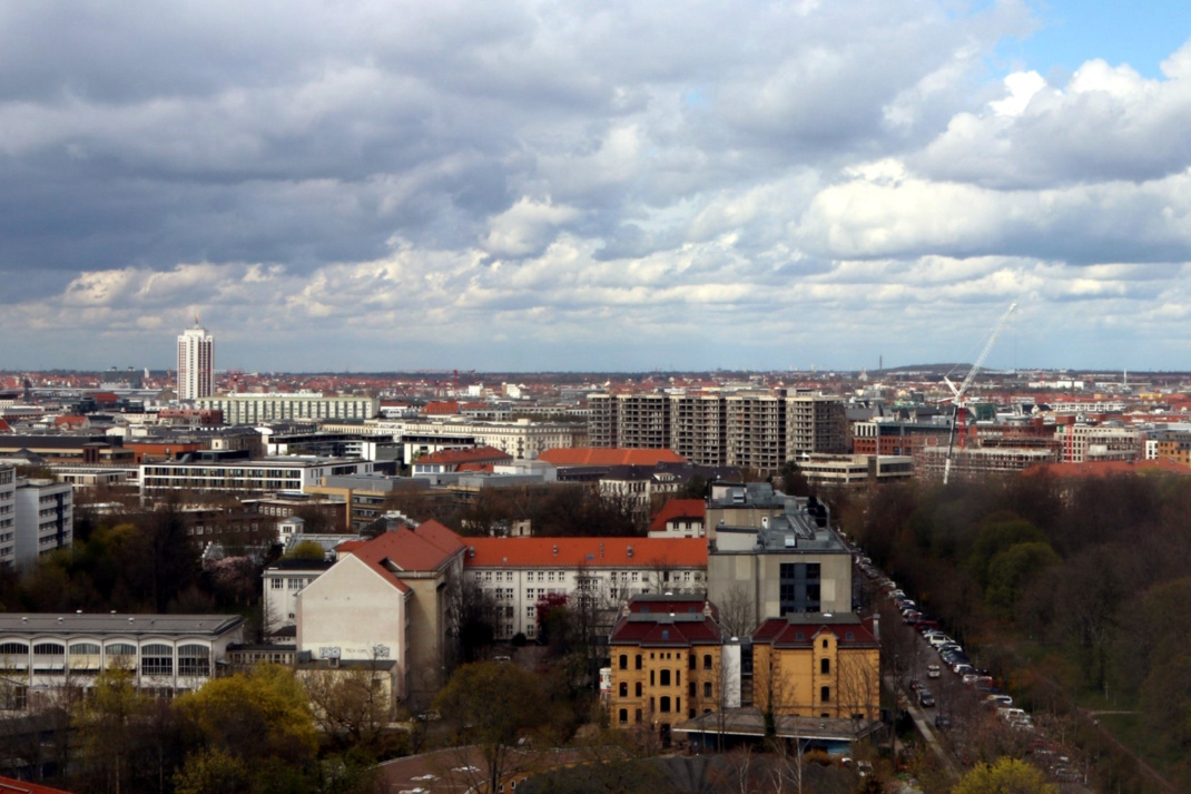 Blick über die Dächer der Stadt, Wolken und blauer Himmel.