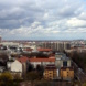 Blick über die Dächer der Stadt, Wolken und blauer Himmel.