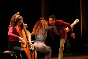 Movimento beim Festival Europäische Notenspuren – bewegt mit Cello und HipHop: v.l.n.r. Aude Walker-Viry (Cello), Picca (HipHop), Hubert Hazebroucq (Barocktanz) in Saint-Donat April 2024. Foto: Raphaël Dupriez