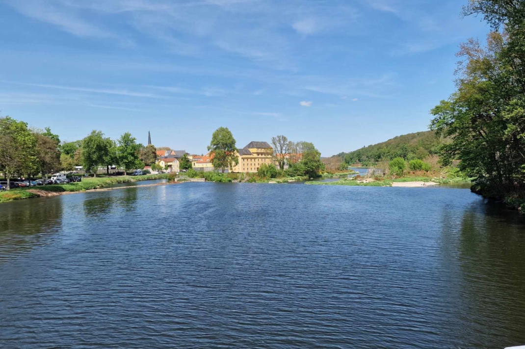 Fluss am Städtchen, blauer Himmel.