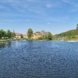 Fluss am Städtchen, blauer Himmel.