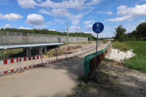 Baustelle an Brücke, behelfsmäßiger Ersatzübergang.