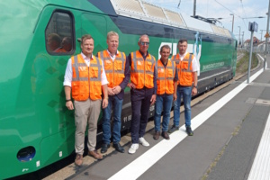 Die Teilnehmer der Praxisfahrt vor der Flex-Lok. Foto: Thomas Köhler