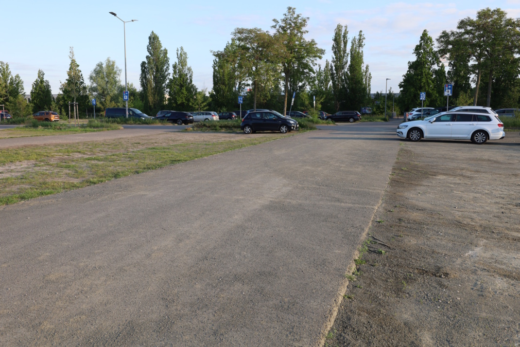 Park-and-Ride-Platz, parkende Autos.