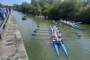 Kanal mit Ruderregatta,