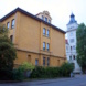 Gelbes Schulgebäude.