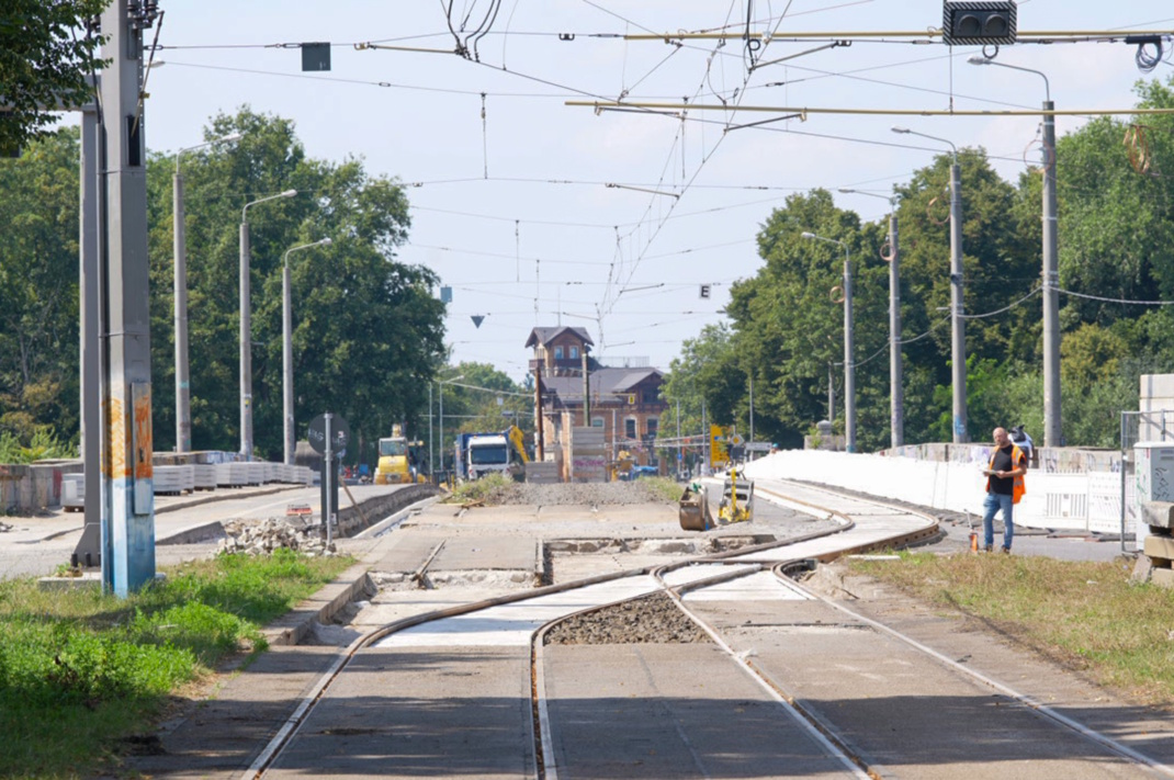 Brücke mit Gleisen, Bauarbeiten.