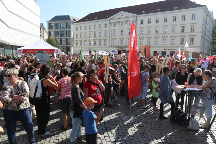 ALARMSTUFE ROT! Die Gewerkschaft Erziehung und Wissenschaft Sachsen (GEW) hat für den 20.09.2024 zum Kita-Aktionstag in Leipzig aufgerufen. Foto: Jan Kaefer