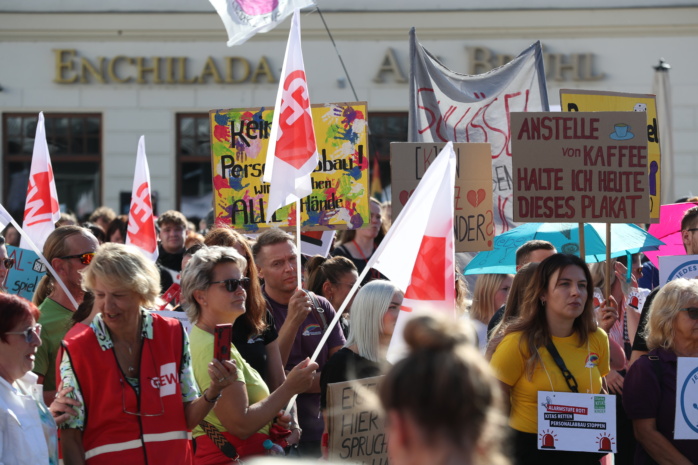 ALARMSTUFE ROT! Die Gewerkschaft Erziehung und Wissenschaft Sachsen (GEW) hat für den 20.09.2024 zum Kita-Aktionstag in Leipzig aufgerufen. Foto: Jan Kaefer