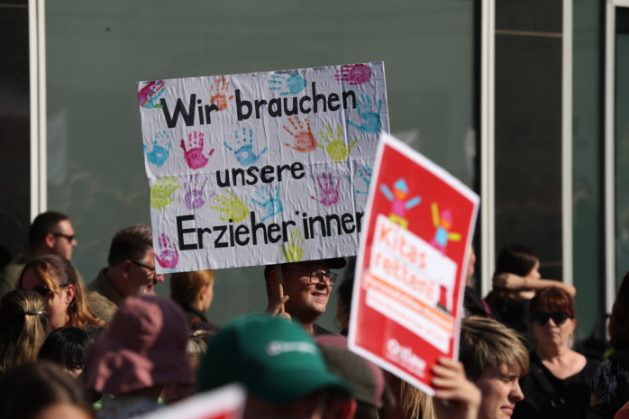 ALARMSTUFE ROT! Die Gewerkschaft Erziehung und Wissenschaft Sachsen (GEW) hat für den 20.09.2024 zum Kita-Aktionstag in Leipzig aufgerufen. Foto: Jan Kaefer