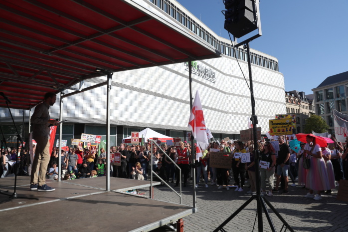 ALARMSTUFE ROT! Die Gewerkschaft Erziehung und Wissenschaft Sachsen (GEW) hat für den 20.09.2024 zum Kita-Aktionstag in Leipzig aufgerufen. Foto: Jan Kaefer