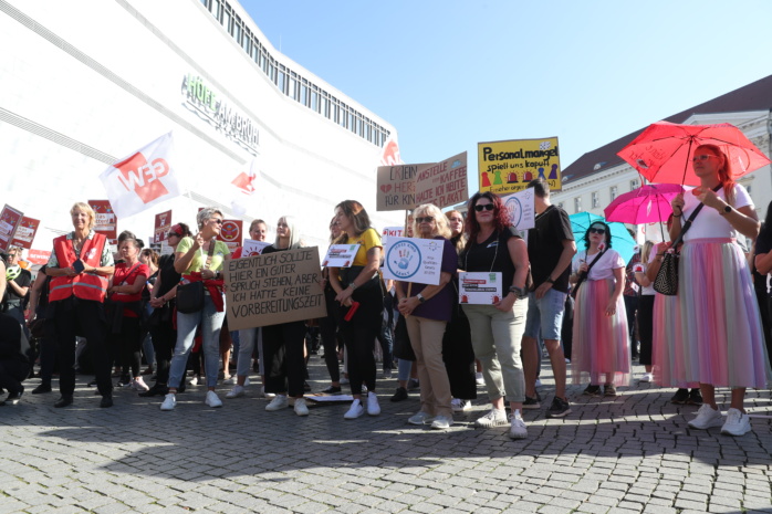 ALARMSTUFE ROT! Die Gewerkschaft Erziehung und Wissenschaft Sachsen (GEW) hat für den 20.09.2024 zum Kita-Aktionstag in Leipzig aufgerufen. Foto: Jan Kaefer