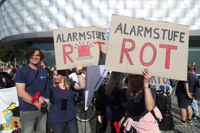 ALARMSTUFE ROT! Die Gewerkschaft Erziehung und Wissenschaft Sachsen (GEW) hat für den 20.09.2024 zum Kita-Aktionstag in Leipzig aufgerufen. Foto: Jan Kaefer