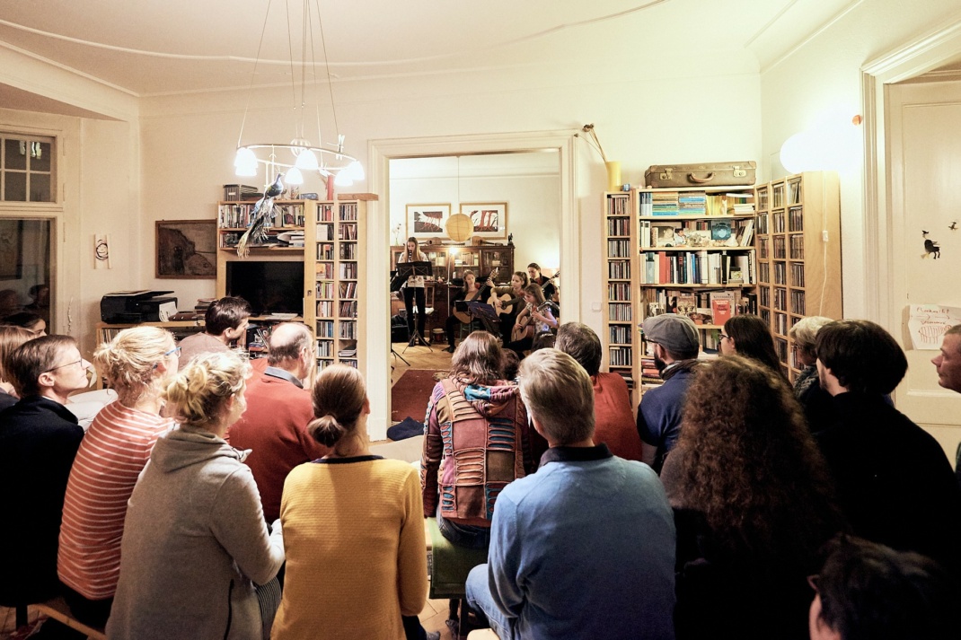 Hausmusik im Wohnzimmer. Foto: Daniel Reiche