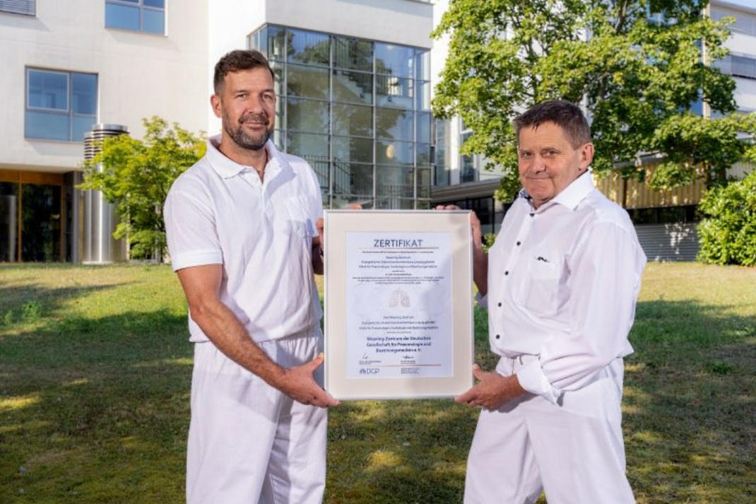 Gemeinsame Präsentation des neuen Gütesiegels für das Weaning-Zentrum im Diakonissenkrankenhaus Leipzig durch (v. l. n. r.) Chefarzt Dr. Alexander Rothe (Klinik für Anästhesiologie, Intensiv- und Schmerztherapie) sowie Chefarzt Dr. Thomas Blankenburg (Klinik für Pneumologie, Kardiologie und Beatmungsmedizin), der auch das neue zertifizierte Behandlungszentrum zur Beatmungsentwöhnung leitet. Foto: Kay Zimmermann