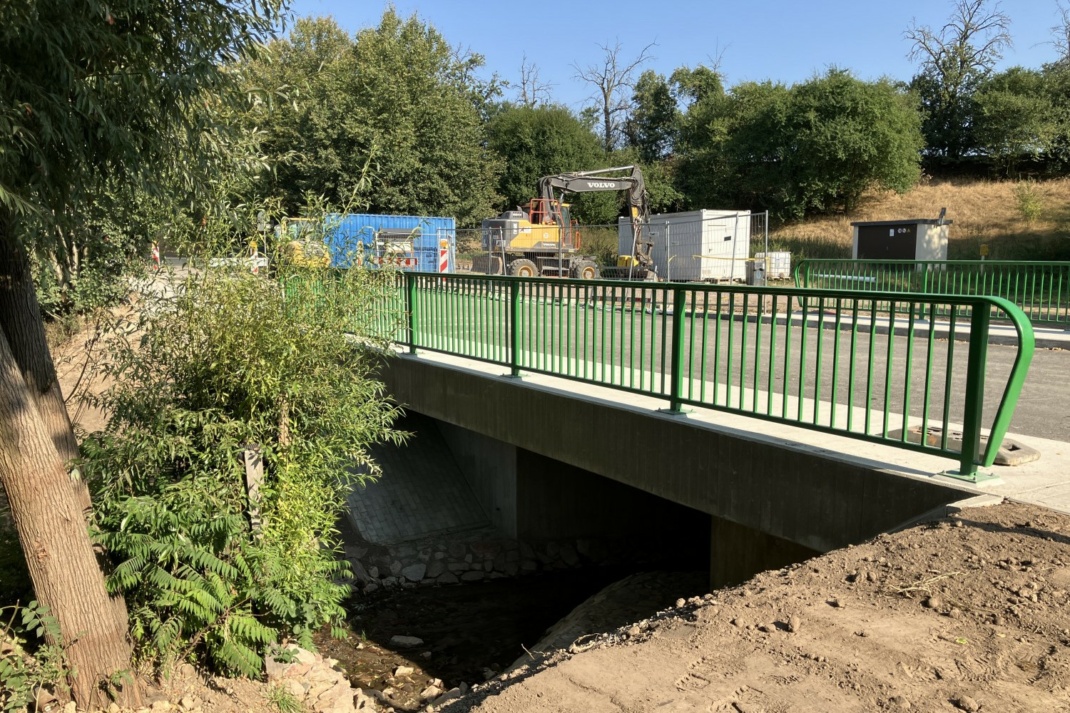 Brücke über den Greifenhainer Bach nahe Frohburg kurz vor der Fertigstellung. Foto: Landratsamt Landkreis Leipzig