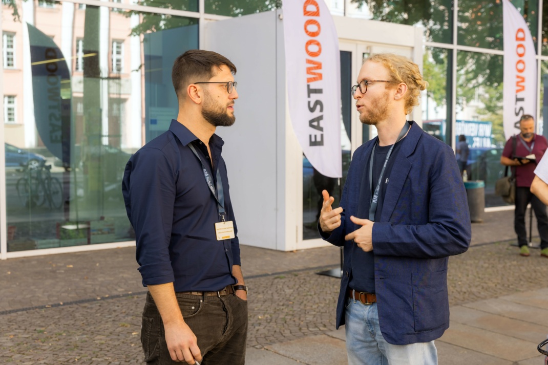 Felix Schmidt-Kleespies (rechts), wissenschaftlicher Mitarbeiter der HTWK Leipzig, beim Netzwerken während der EASTWOOD. Foto: Swen Reichhold / HTWK Leipzig