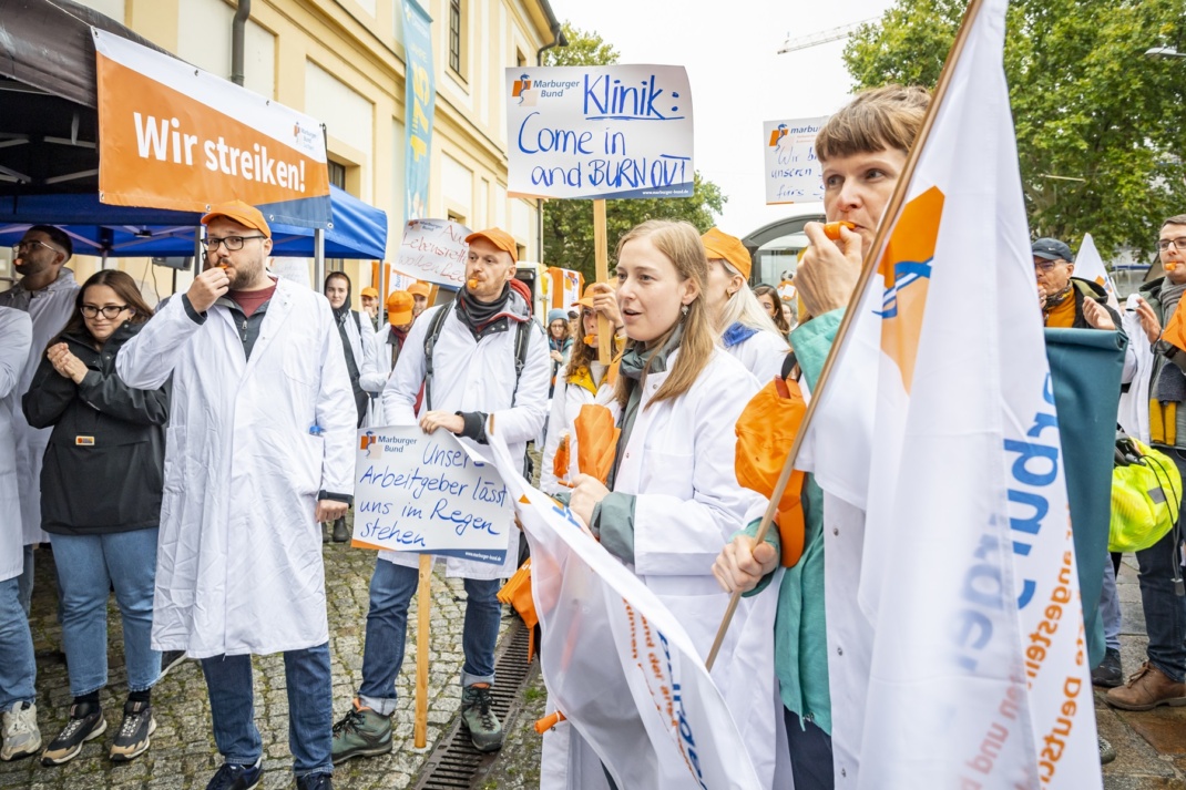 Ärztinnen und Ärzte des Städtischen Klinikums Dresden streiken für bessere Arbeitsbedingungen. Bild: MB Sachsen/Jungnickel