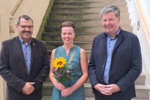 Laura Schöche ist Jahrgangsbeste der Agrarwirtschaften 2024. Tilo Bischoff (l.) und Dr. Eckhard Rexroth gratulieren. Foto: LRA