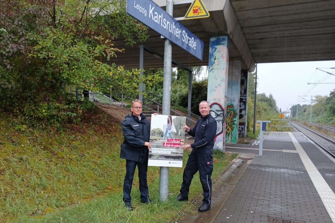 POK Krause, Bundespolizeiinspektion Leipzig und Herr Bernack, Fachreferent Prävention der DB Sicherheit befestigten gestern die Schilder am Haltepunkt Karlsruher Straße. Quelle: Bundespolizeiinspektion Leipzig