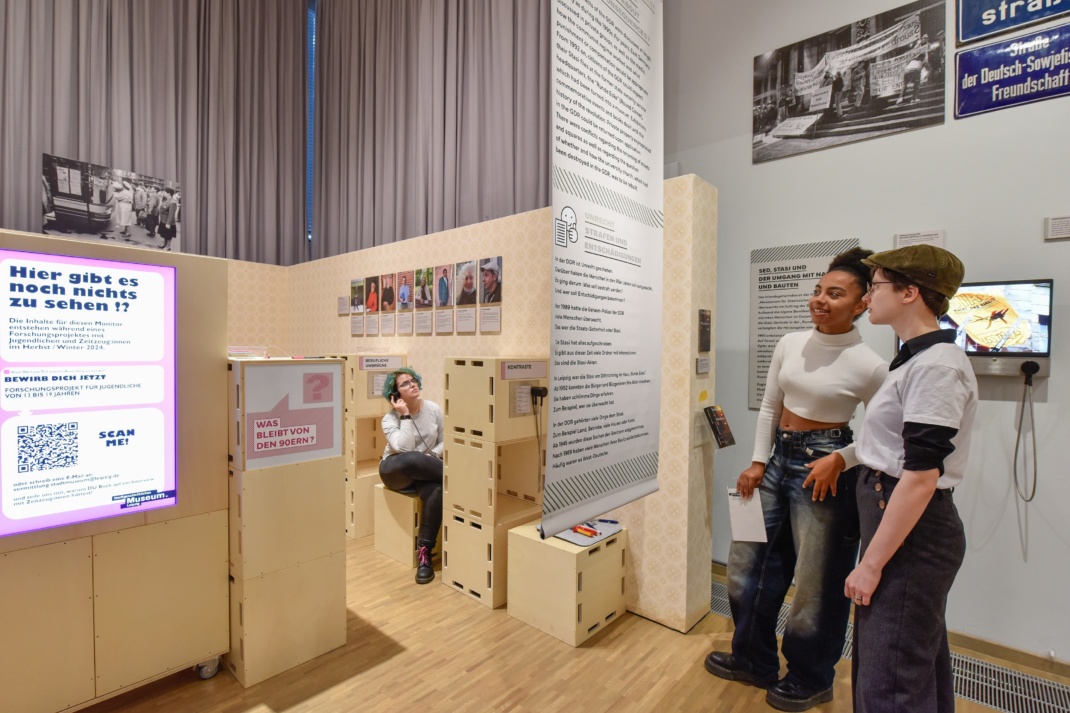 Ausstellungsimpression im Freiraum der Sonderausstellung „Zwischen Aufbruch und Abwicklung. Die 90er in Leipzig“, Foto: Markus Scholz. © Stadtgeschichtliches Museum Leipzig