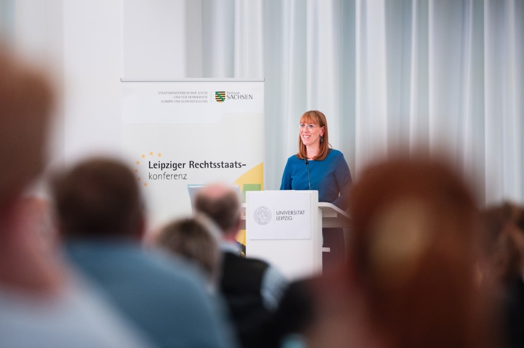 Justizministerin Katja Meier bei der 3. Leipziger Rechtsstaatskonferenz © Daniel Meißner I SMJusDEG