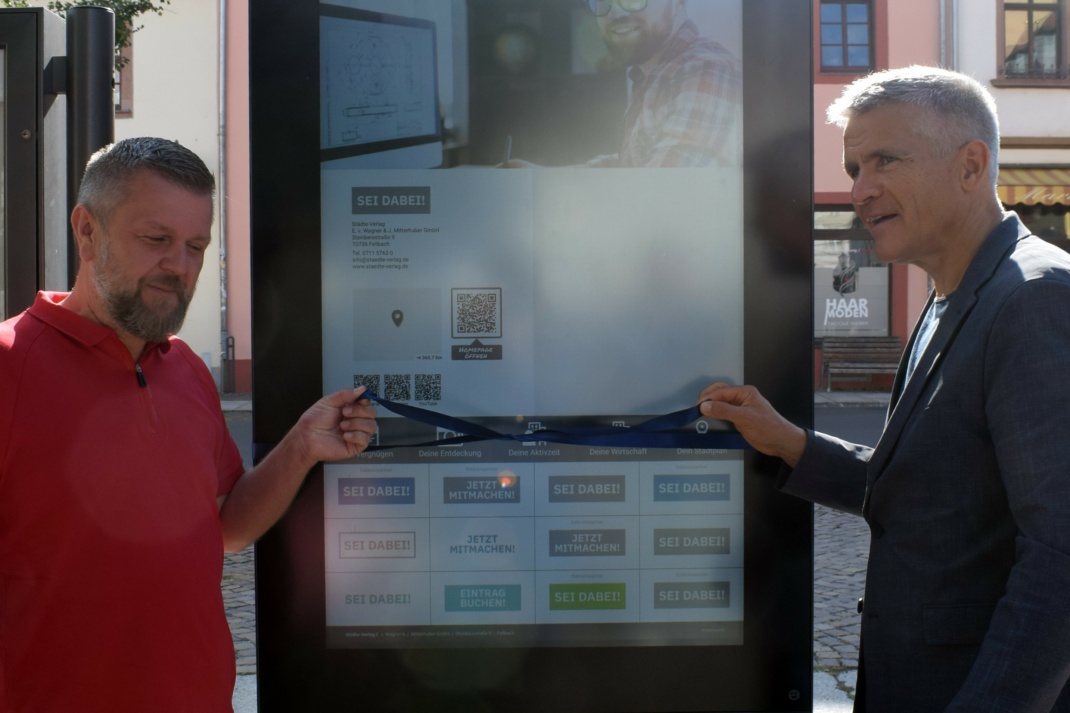 Jens Baumgärtel (l.) und Oberbürgermeister Matthias Berger (r.) bei der Inbetriebnahme des Infoterminals © Stadt Grimma