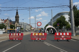 Fahrbahn mit Absperrung.