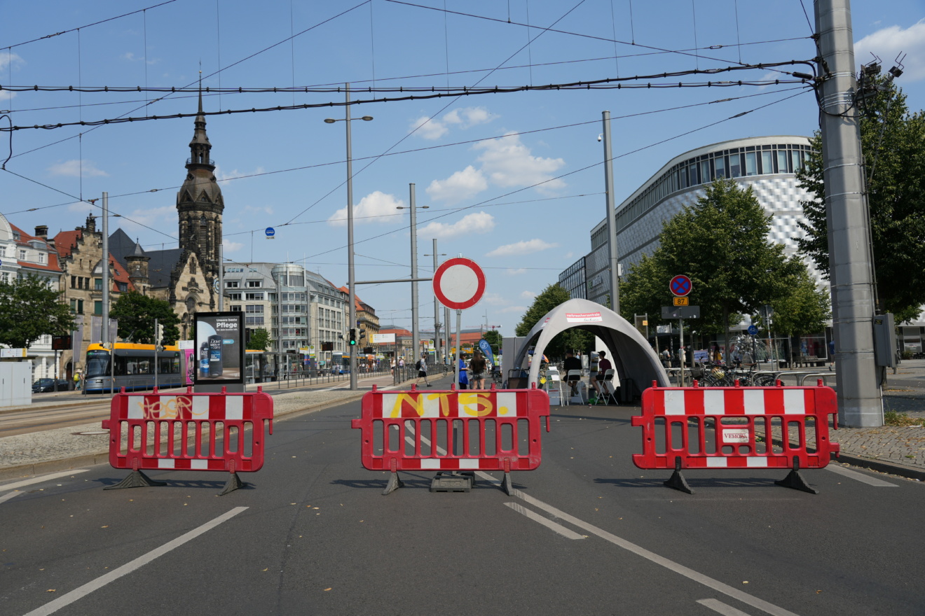 Fahrbahn mit Absperrung.