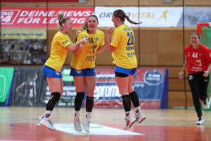 Jubel über das Tor in letzter Sekunde bei: Pauline Uhlmann (2, HC Leipzig), Hanna Ferber-Rahnhöfer (14, HC Leipzig) und Lara Tauchmann (28, HC Leipzig). Foto: Jan Kaefer