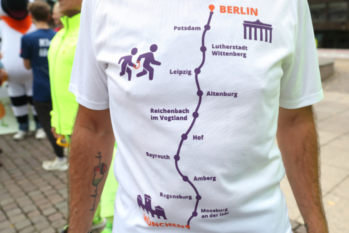 „Von Tor zu Tor“ – Die inklusive Lauf-Staffel vom Achilles International Germany e.V. machte auf ihrem Weg von München nach Berlin auch in Leipzig Station. Foto: Jan Kaefer