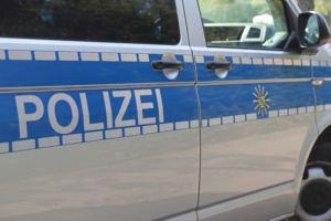 Polizei-Schriftzug auf einem Einsatzfahrzeug (Symbolfoto). Foto: Jan Kaefer