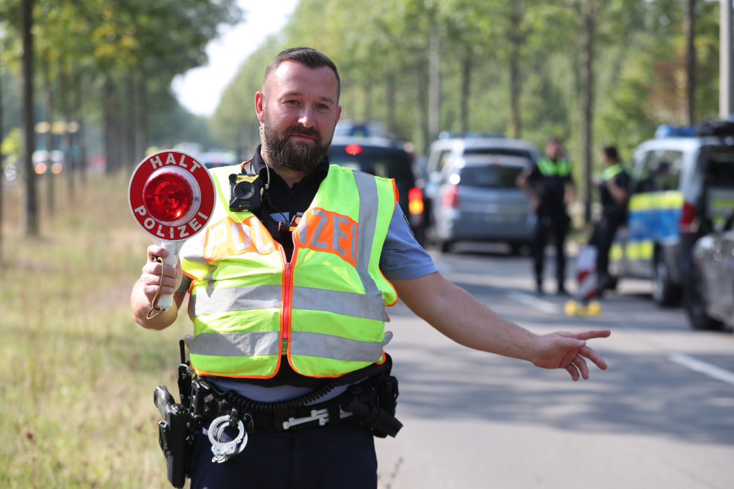 Halt, Polizei! Ein Polizist im Einsatz bittet zur Verkehrskontrolle (Symbolfoto). Foto: Jan Kaefer