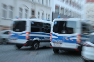 Verschwommenes Bild von Polizeiautos.