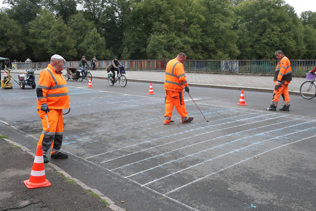 Auf der Sachsenbrücke haben am 16.09.2024 die Arbeiten zur Erneuerung der Warming Stripes begonnen. Foto: Jan Kaefer