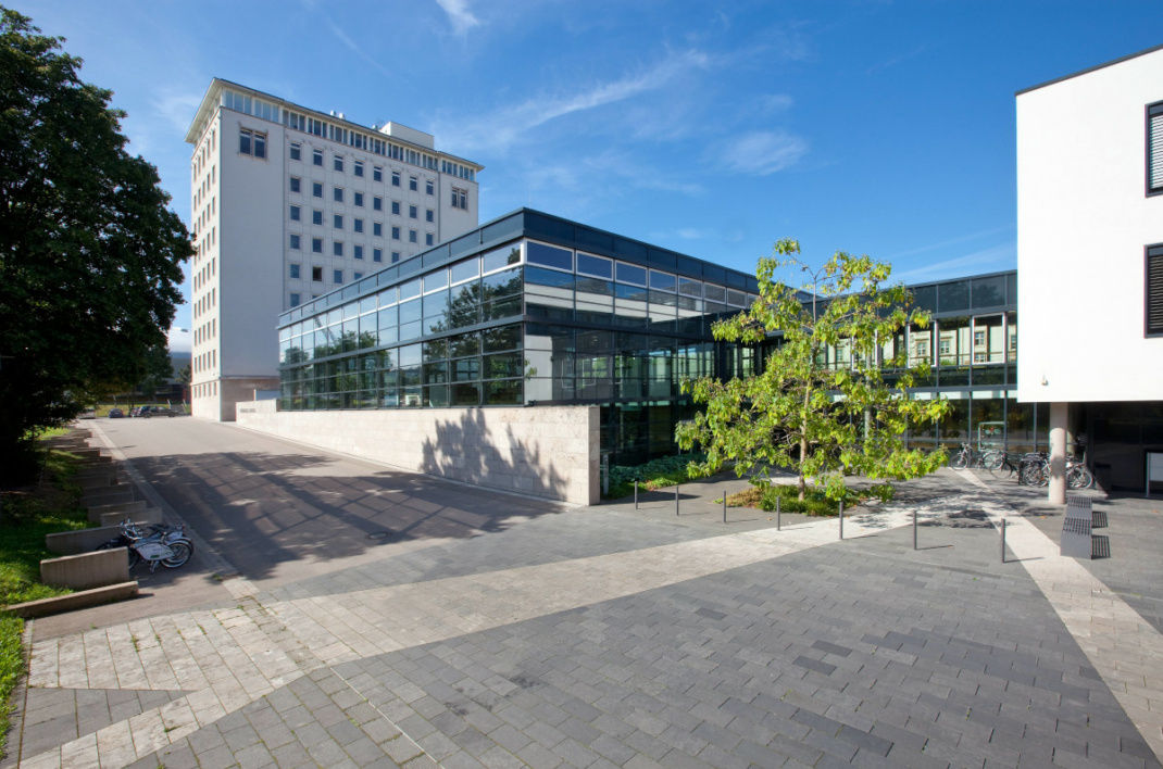 Landtagsgebäude Thüringens, blauer Himmel.