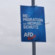 Wahlplakat der AfD, grauer Himmel.