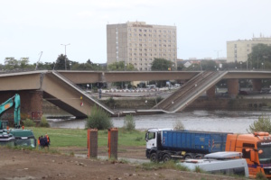 Eingestürzte Brücke an der Elbe in Dresden.