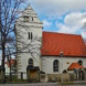 Weißes Kirchgebäude mit rotem Dach.