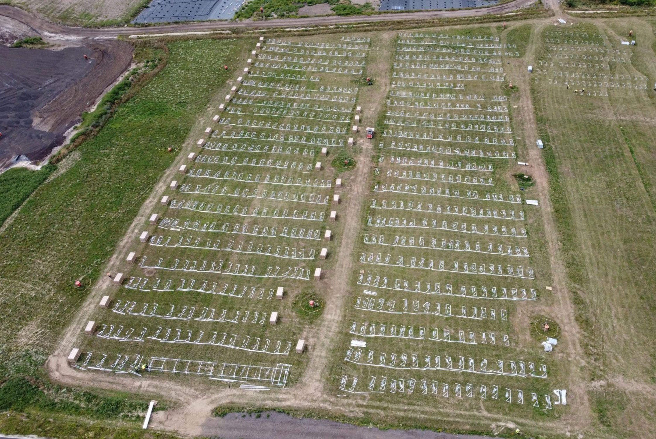 Aktueller Stand der Bebauung am Südwesthang der Zentraldeponie Cröbern. Foto: TEAG Solar GmbH