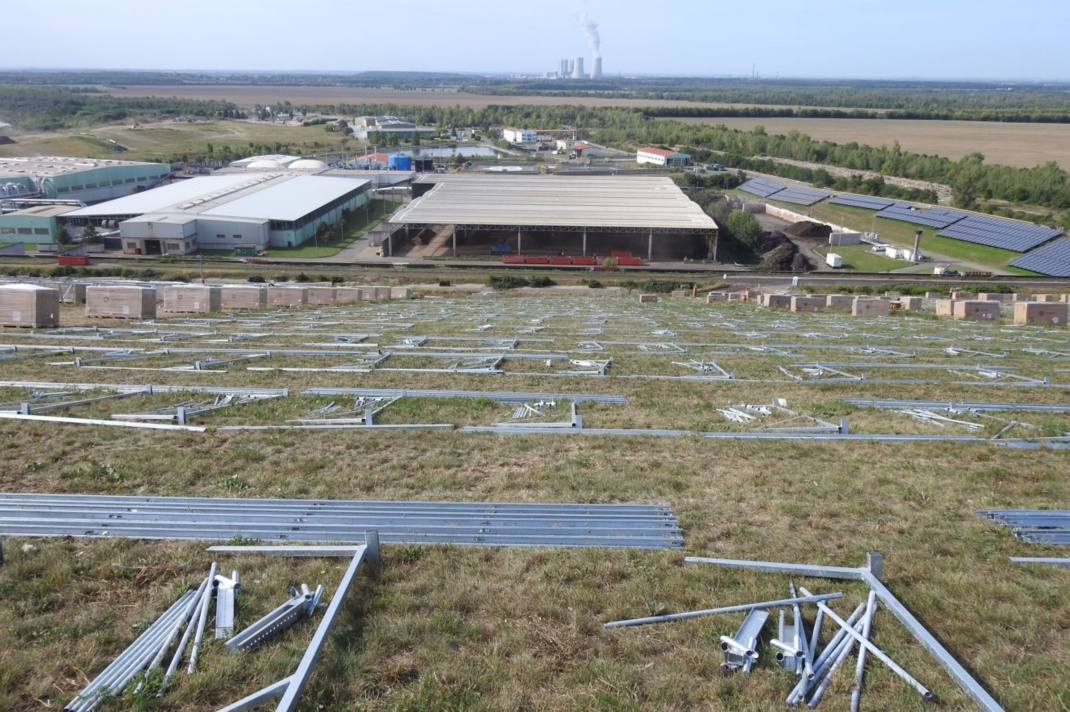 Vorbereitungen für den Modulaufbau am Südwesthang der Zentraldeponie Cröbern. Foto: WEV mbH