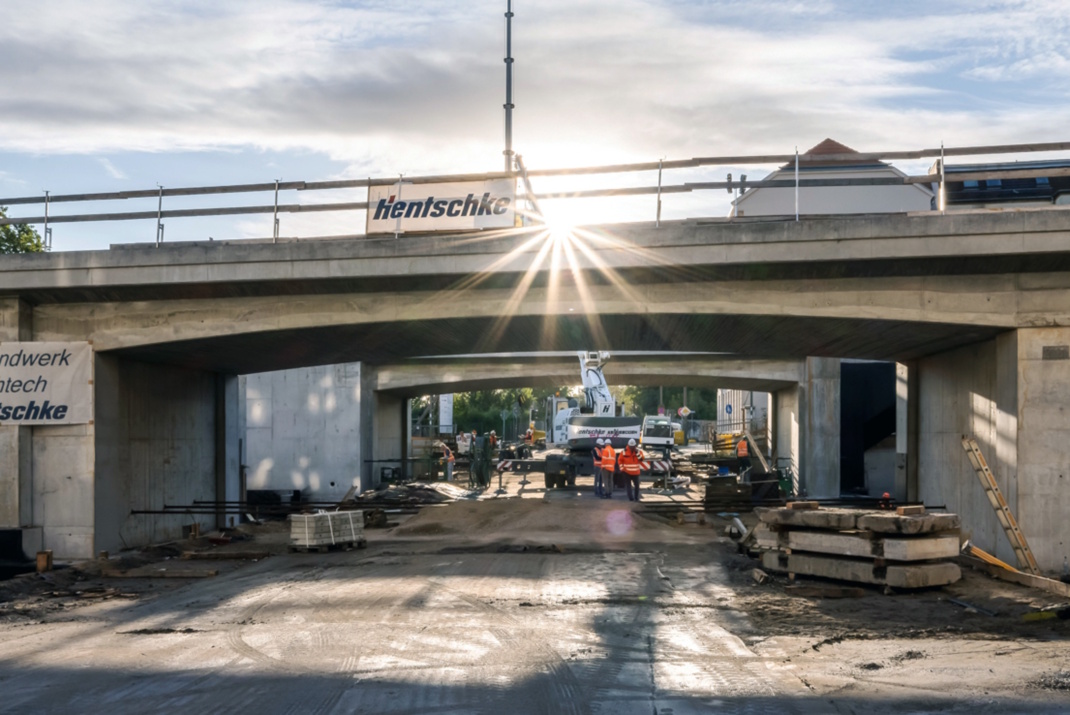 S-Bahnbrücke, Gegenlicht durch Sonne.