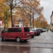 Gehweg an Straße, parkende Autos.