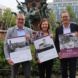 Dr. Anselm Hartinger (Direktor des Stadtgeschichtlichen Museums Leipzig), Marit Schulz (Prokuristin der LTM GmbH) und Volker Bremer (Geschäftsführer der LTM GmbH) präsentieren den Historischen Leipzig-Kalender 2025 auf dem Augustusplatz – Foto: Andreas Schmidt